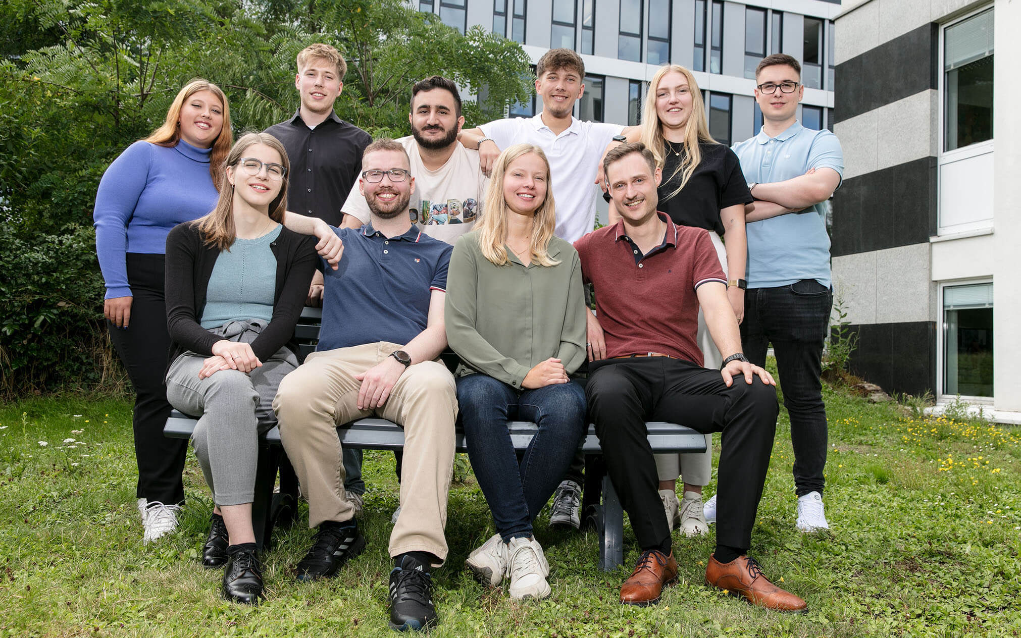 Gruppenbild aller Auszubildenden im Außenbereich der Banst PT im Sommer 2023