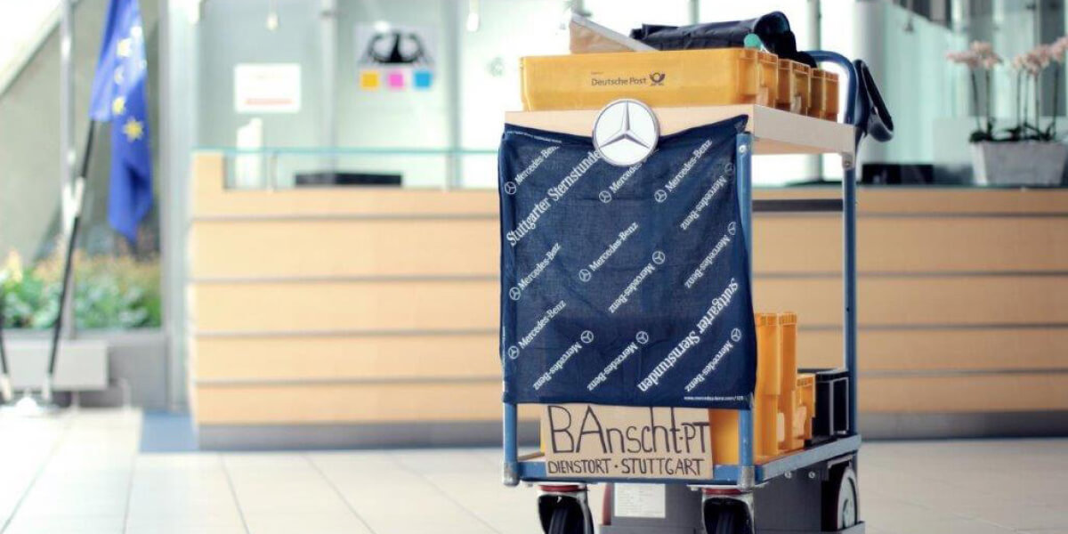 Ein voll gepackter Handwagen der Hauspost im Foyer des Standortes Stuttgart