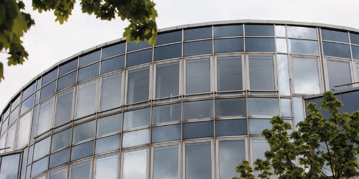 Kleiner Bildausschnitt der Glasfassade des Hauptgebäudes der BAnst PT in Bonn