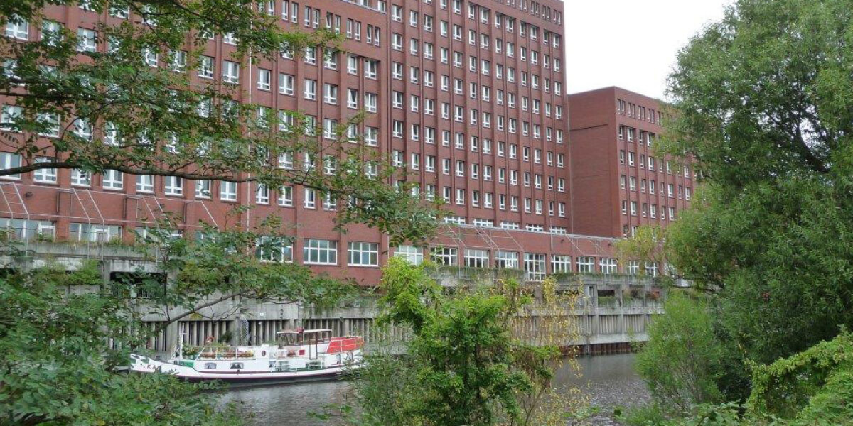 Rotes Backstein-Bürogebäude der Banst direkt an der Elbe am Standort Hamburg