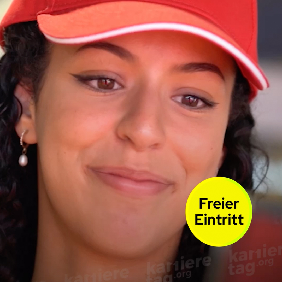 Porträt einer jungen Frau mit roter Kappe