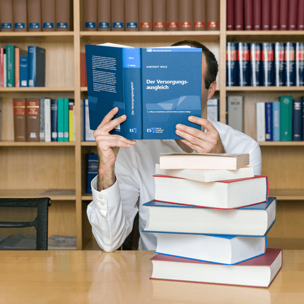 Der Beschäftigte, Herr Ullrich, versteckt seinen Kopf hinter einem Buch