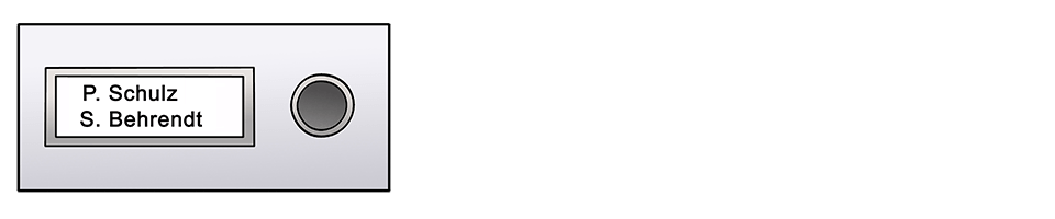 Ein graues Klingelschild mit zwei Nachnamen beschriftet